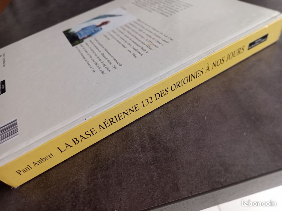Livre sur la base aérienne 132 (image 2)