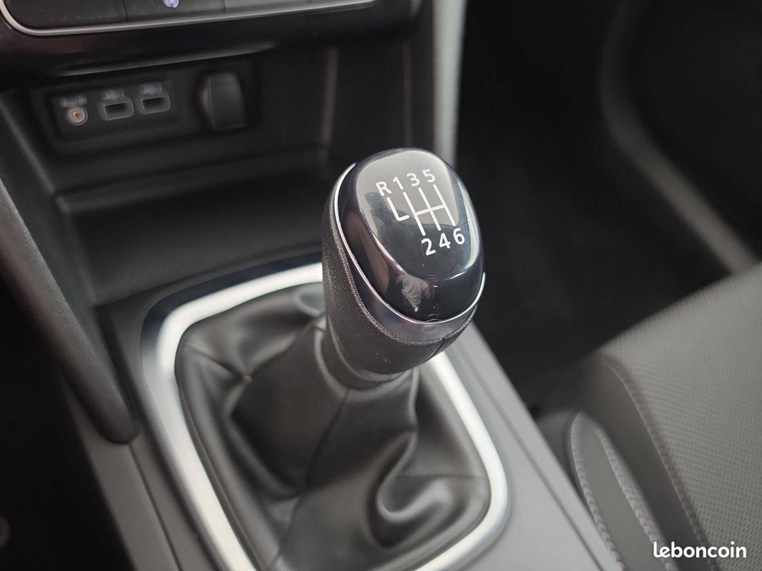 RENAULT Megane IV Berline TCe 140 Evolution (image 13)