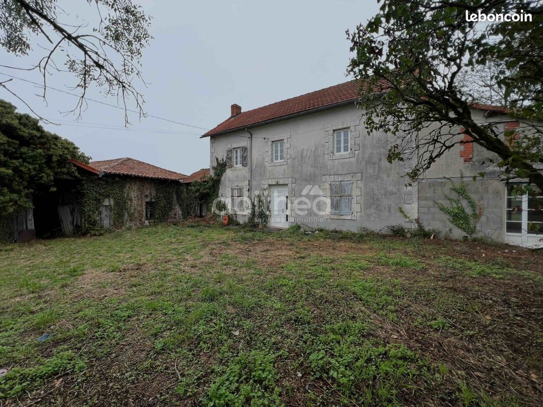 Maison 4 pièces 135 m² · à Terres-de-Haute-Charente · 135 m² · 57 500 €