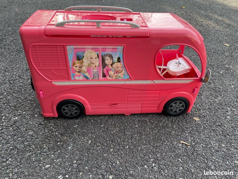 Camping-car Barbie avec piscine et petits accessoires (image 1)