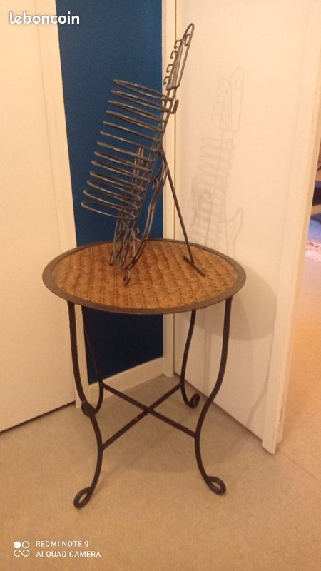 Table d'appoint en fer forgé et osier (image 1)