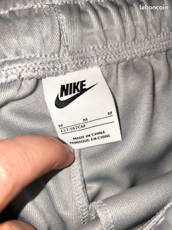 Pantalon jogging Nike gris taille 10/12ans
En très bon état il a été porté mais pas de trou ni tâche 
#pantalonnike #nike#joggingnike (image 3)