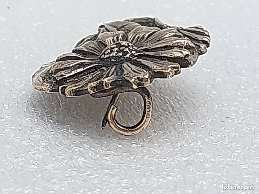 Broche métal doré et porcelaine froide un bouquet autour d'une anémone - Un grand marché