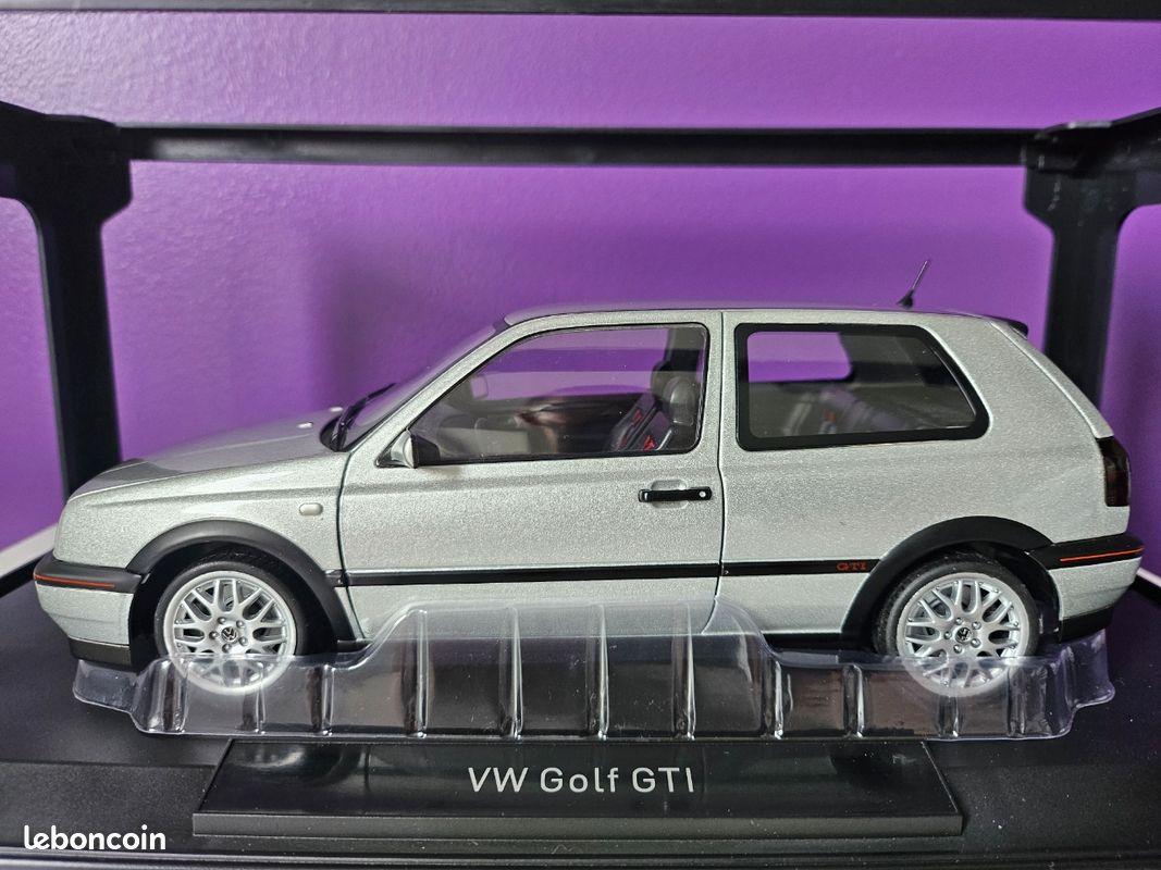 Volkswagen Golf III cabriolet gris argent (Norev) 1/18e