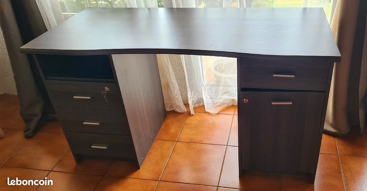 Bureau (image 1)