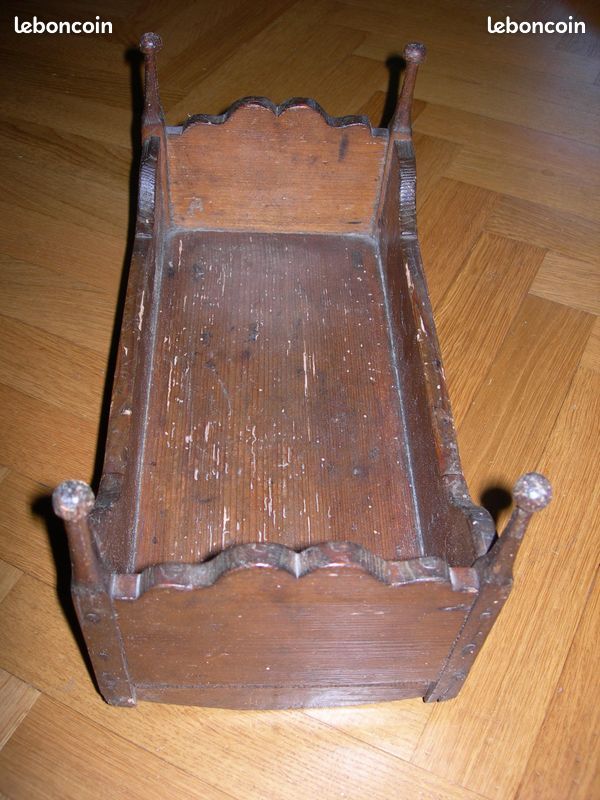 Jouet ancien, lit de poupée à bascule