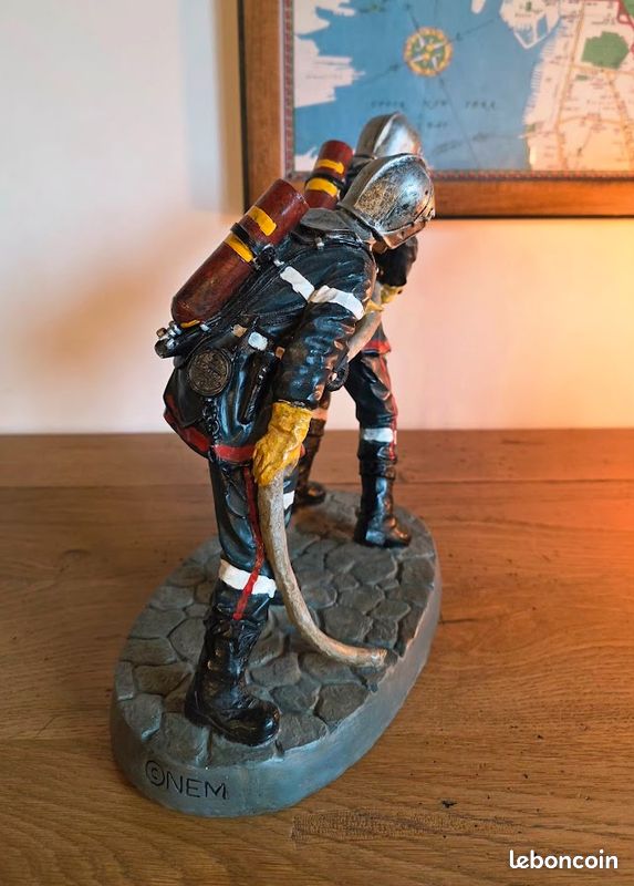 Figurine En Résine NEM - Jeune Sapeur-pompier Tenant Sa Lance - 12,5 Cm - Occasion