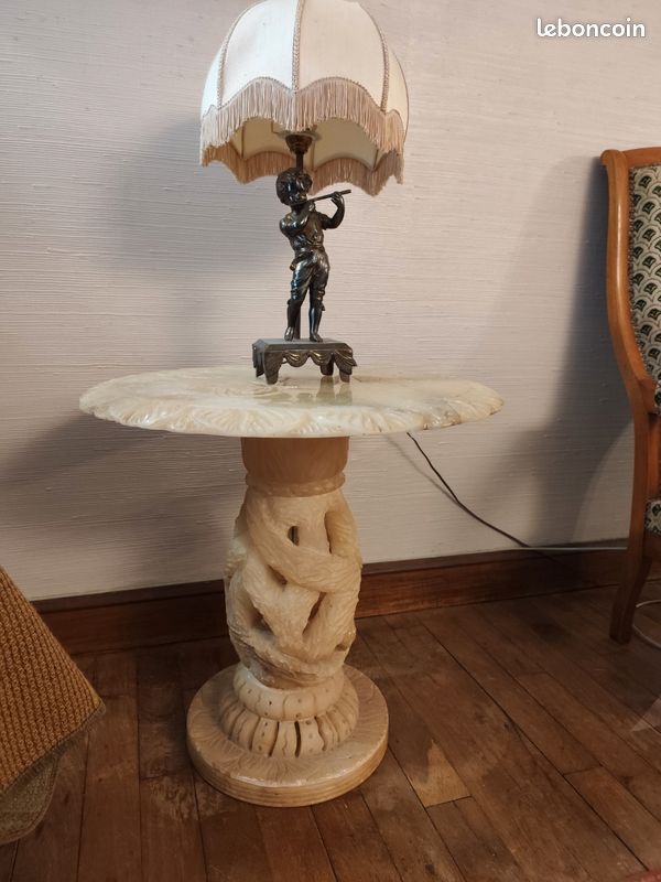 Petite table en albâtre (image 1)