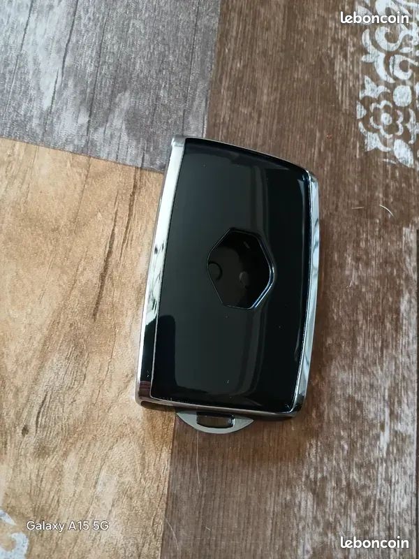 Coque housse carte Renault noire et chrome (image 2)