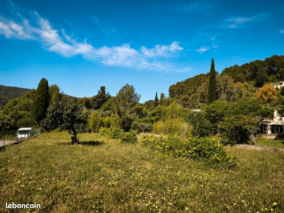 Terrain 501 m² · à Solliès-Pont · 215 000 €