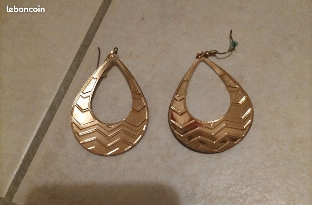 Boucles d'oreilles noir à paillettes et dorées (image 3)
