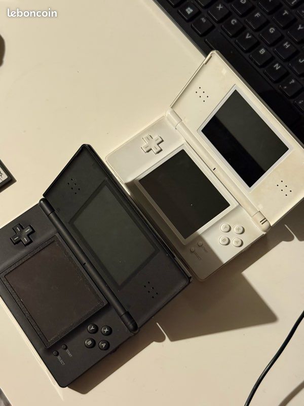 Lot Nintendo DS Lite (noire et blanche) + pack de jeux + housse (image 1)