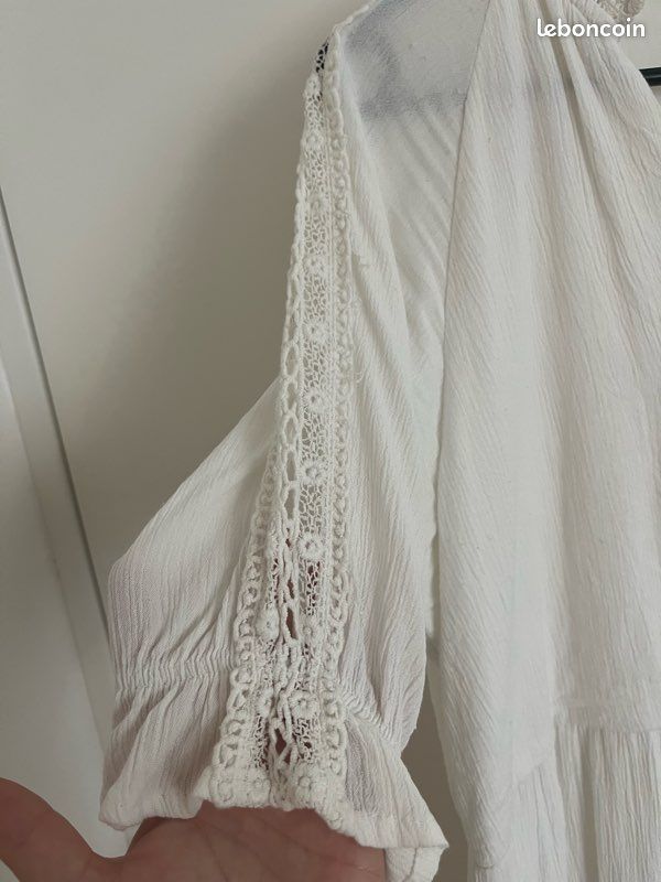 Robe blanche avec dentelles (image 2)