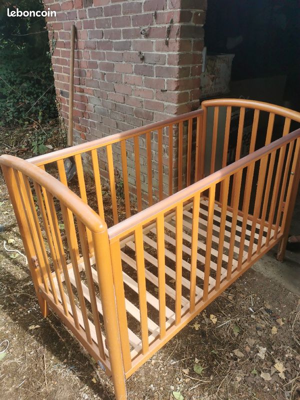 Lit bébé en bois (image 1)