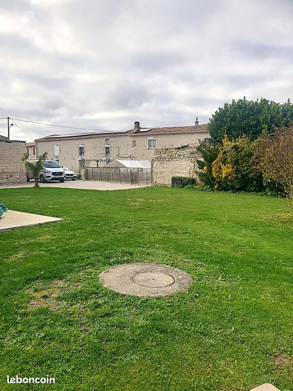 Maison 8 pièces 244 m² · à Aigre · 244 m² · 41 000 €
