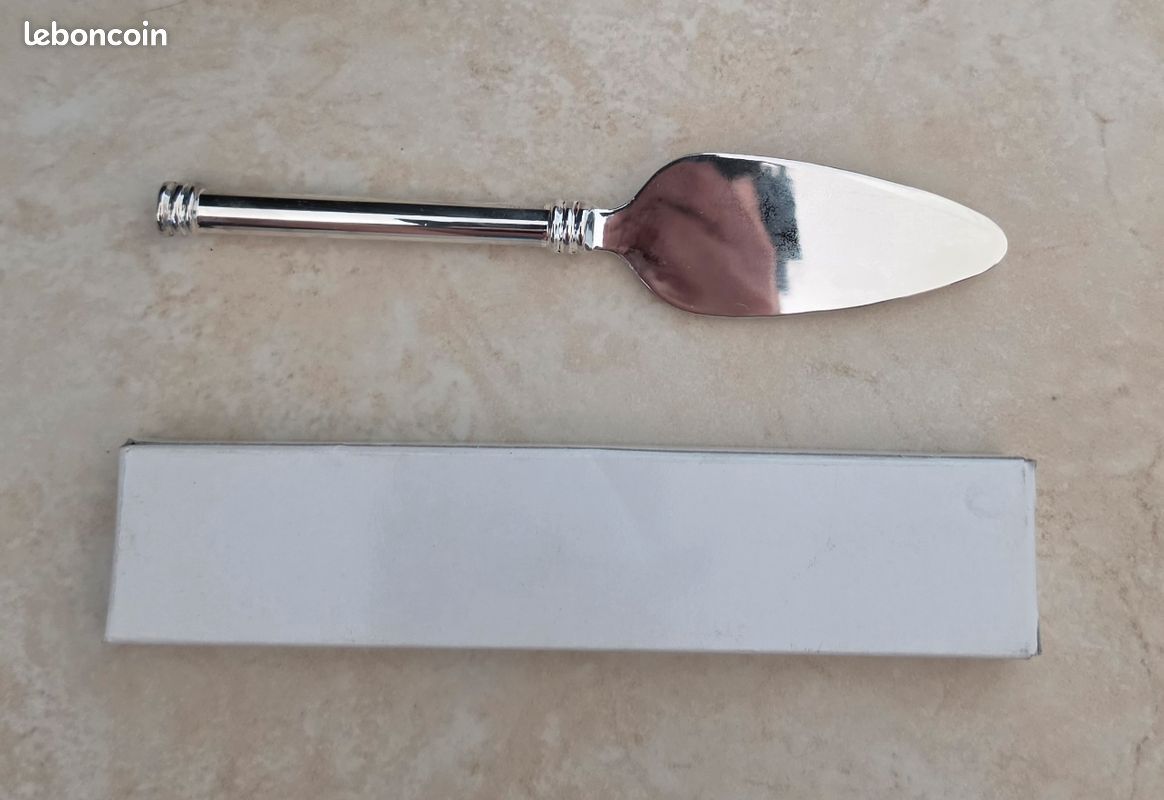 Pelle à Gâteaux Argentée – Manche Fourré – 24,5 Cm – Occasion