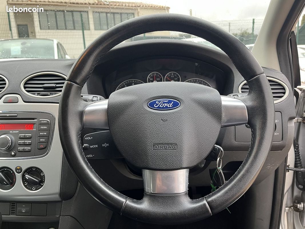 Ford FOCUS 1.6 100CH GHIA BVA 4P (VOLANT À DROITE) (image 9)