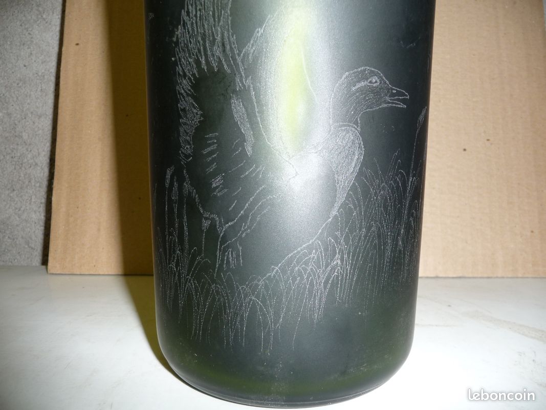 Bouteille de verre vide avec canard gravé (image 1)