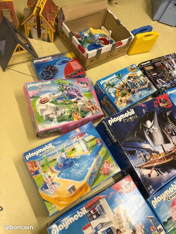 Playmobil gros lot ! | Used - Good | $150.00 | Saint-Sauves- D'Auvergne, Auvergne