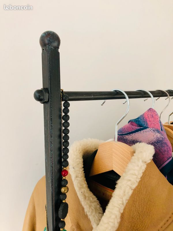 Tringle à rideau / portemanteau en fer forgé noir avec étagère à chaussures – Black wrought iron curtain rail / coat rack with shoe shelf (image 3)