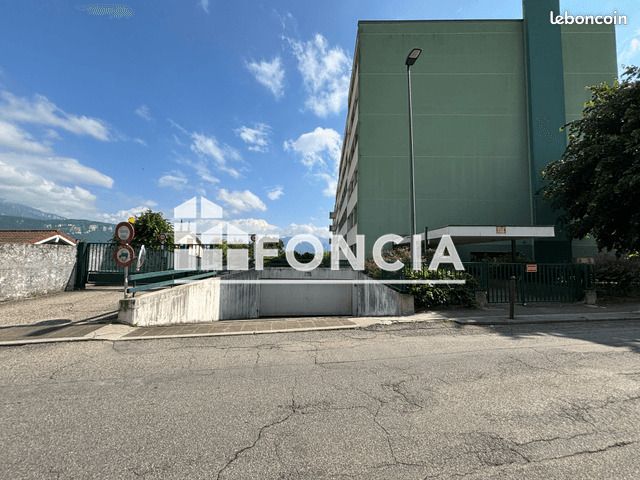 Parking Voiron · 80 €/mois