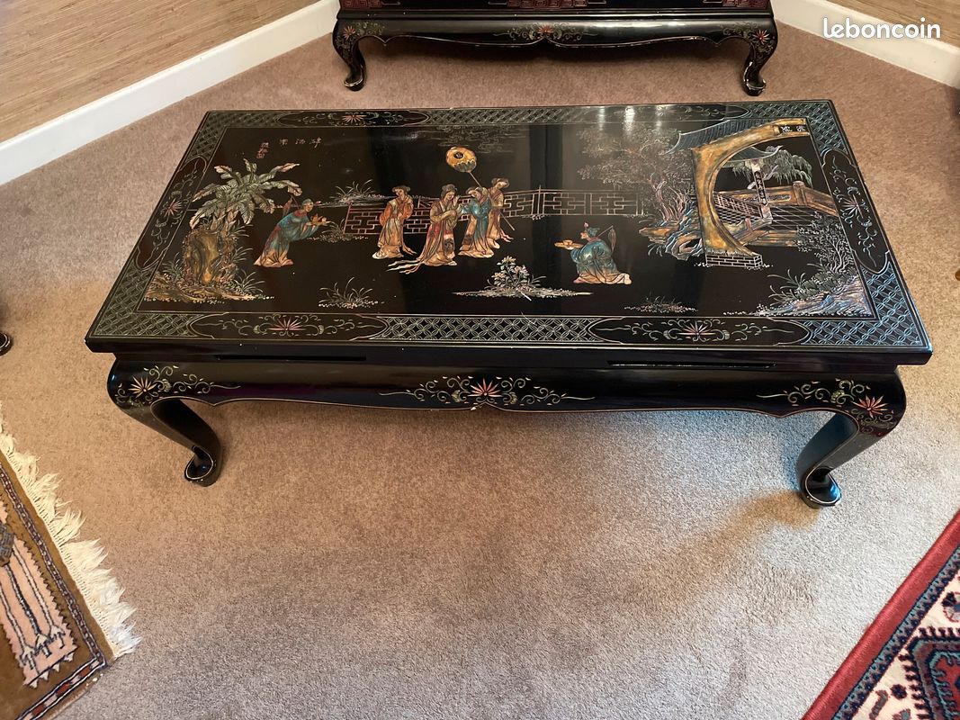 Table basse laquée (image 1)