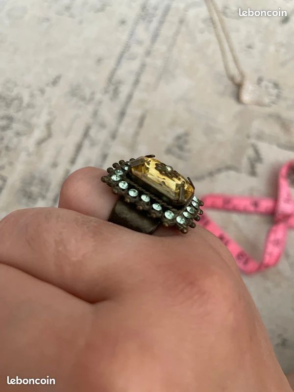 Bague fantaisie avec grosse pierre Montres Bijoux