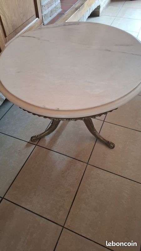 Table basse de style Louis XVI avec plateau en marbre. Ravissante patine/finition d'ancienneté