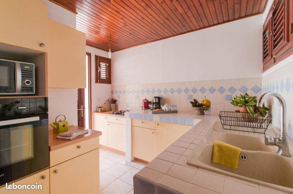 Parking 3 pièces 95 m² · à Le Carbet · 95 m² · 1 200 €