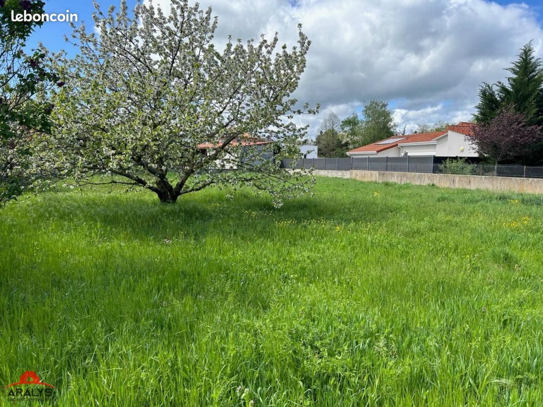 Terrain 580 m² Riorges (image 1)