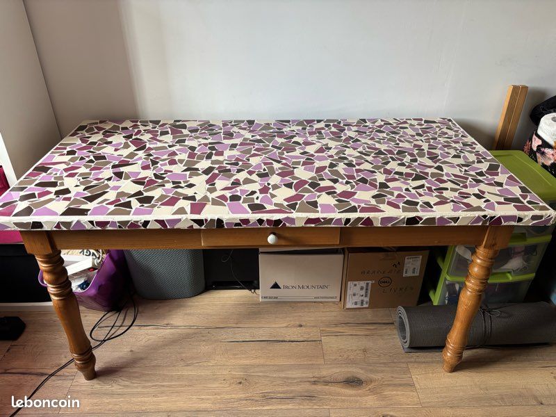 Table en bois et mosaïque (image 1)