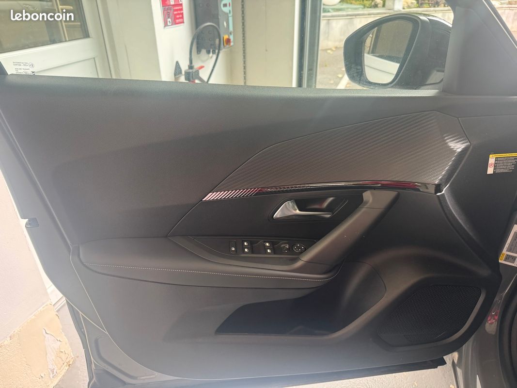 Peugeot 2008 Nouveau 100ch BVM6 Allure *PRIX HORS TAXE Affiché* EXPORT 2025 22461KM (image 10)
