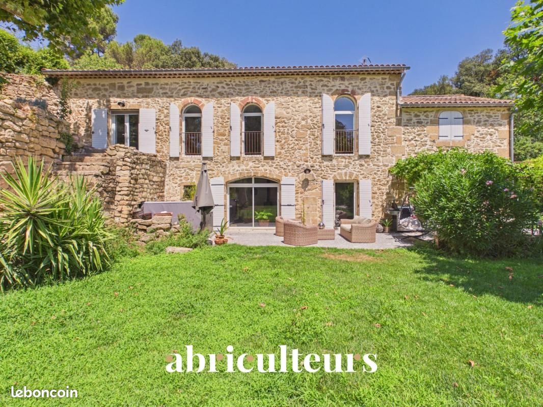 Maison 6 pièces 249 m² · à Grans · 249 m² · 845 000 €