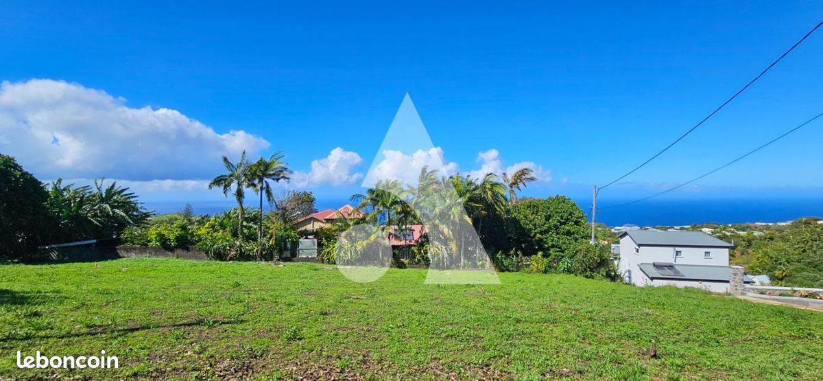 Terrain 385 m² · à Petite-Île · 144 000 €
