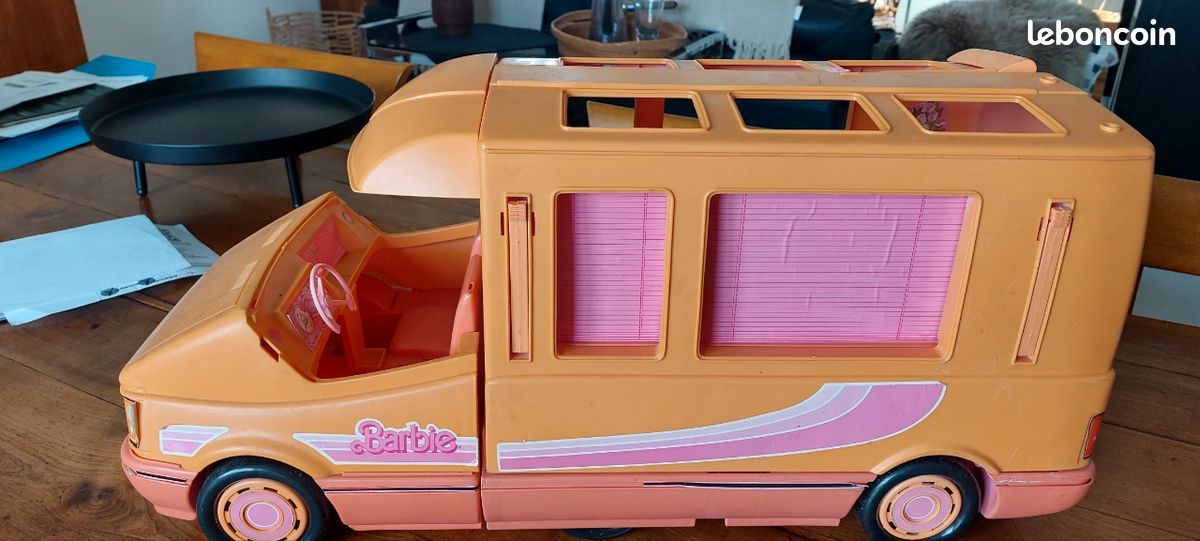 Vends camping car et Ferrari barbie (image 1)