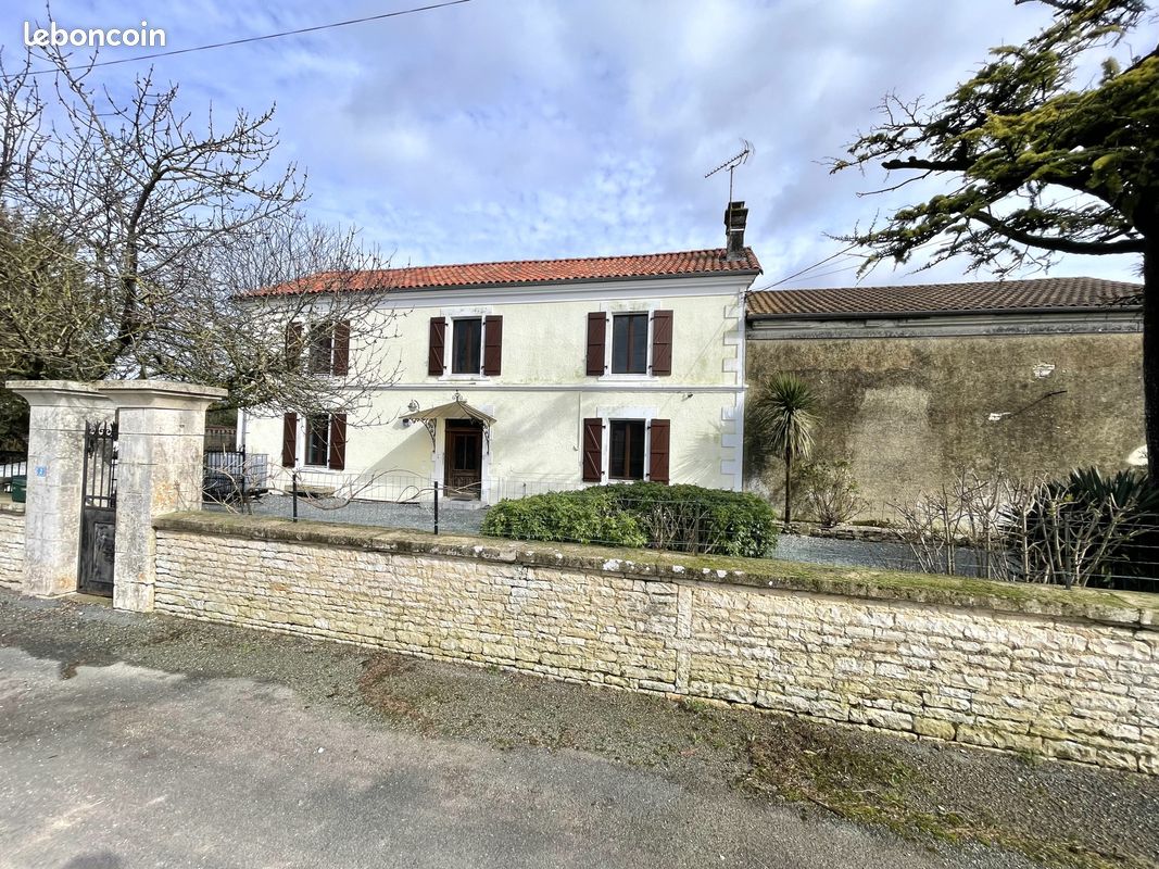 Maison 8 pièces 198 m² · à Villemain · 198 m² · 210 000 €