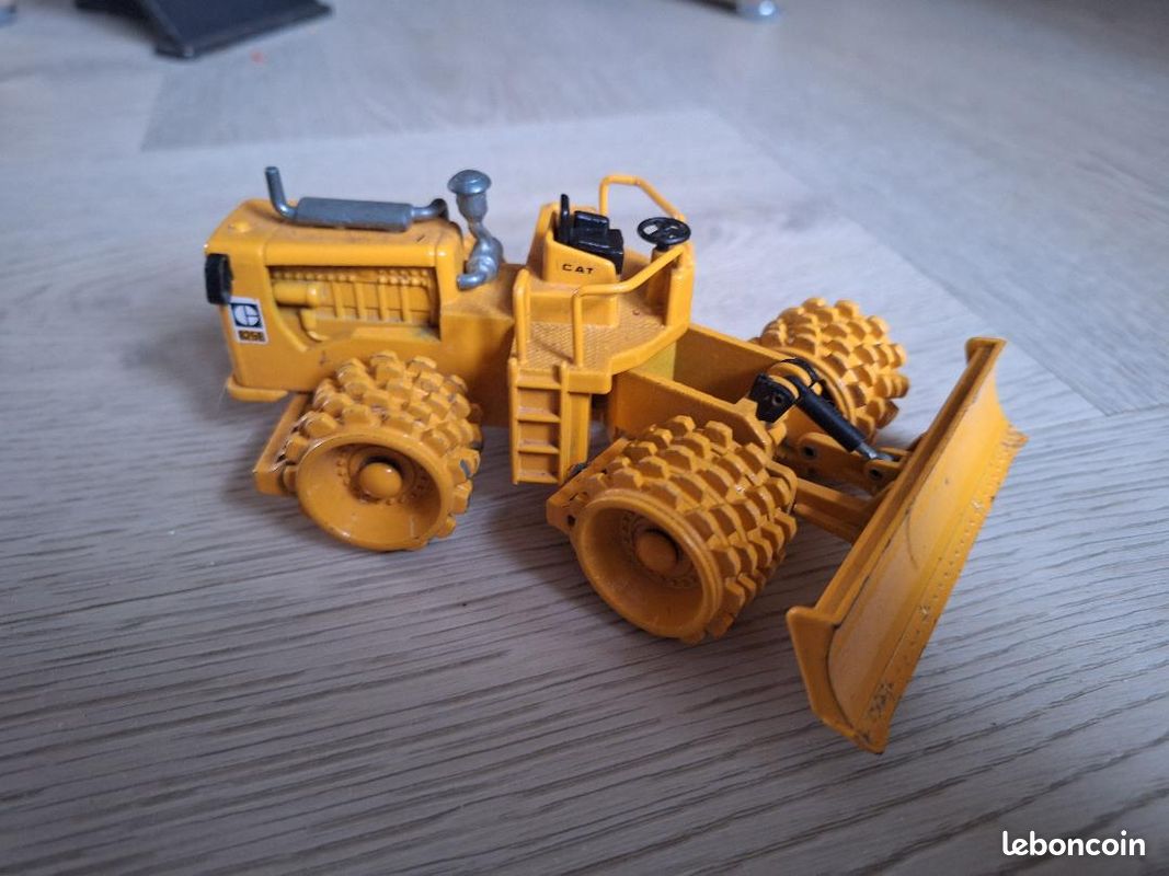 JOAL N°224 ÉCHELLE 1/50 ème ENGIN DE POSE DE CANALISATIONS CATERPILLAR C-591