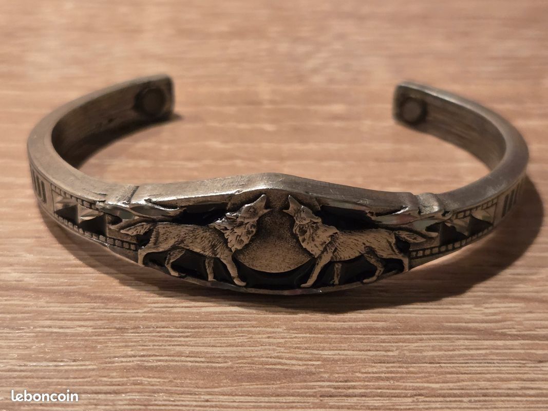 Bracelet jonc magnétique tête de Loup

Western / Amérique / Biker / Amérindien / Farwest

Annonce en ligne = produit disponible (image 1)