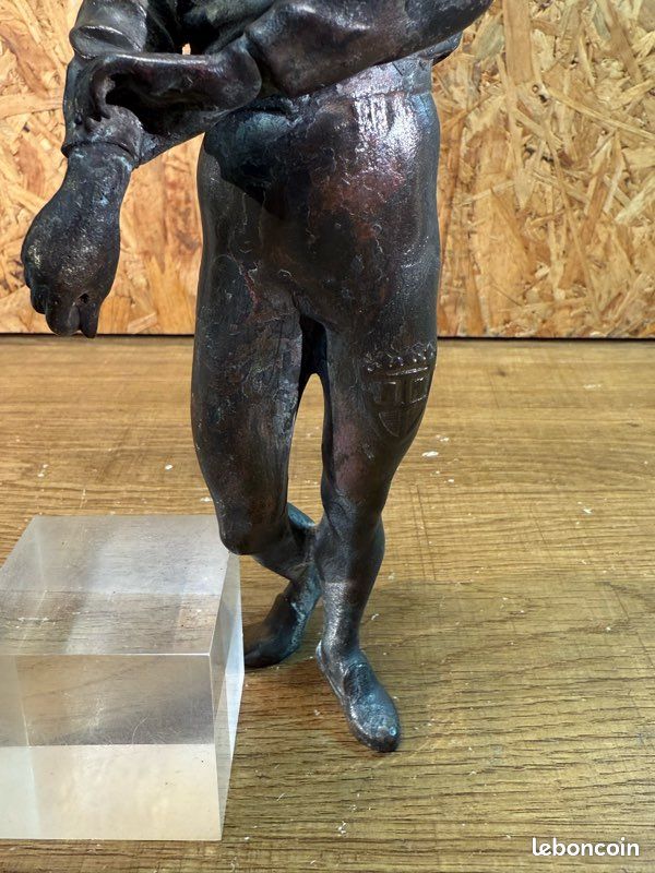Sculpture ancienne en bronze – Alfred Barye (1839-1882) – Personnage Renaissance souriant (image 3)