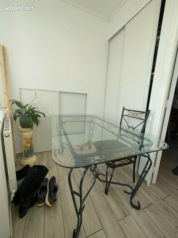 Table et chaise (image 1)