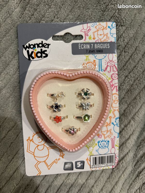 Écrin de 7 bagues ajustables pour fille (image 1)