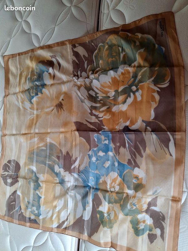 Foulard 100% Pure en Soie Vintage (330) 82cm x 88cm