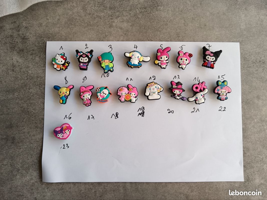 Accessoire breloque badge hello kitty pour sabot crocs (image 1)
