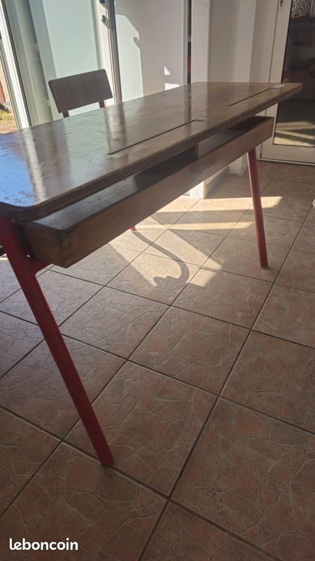 Bureau vintage bois et métal rouge avec 2 sièges intégrés (image 3)
