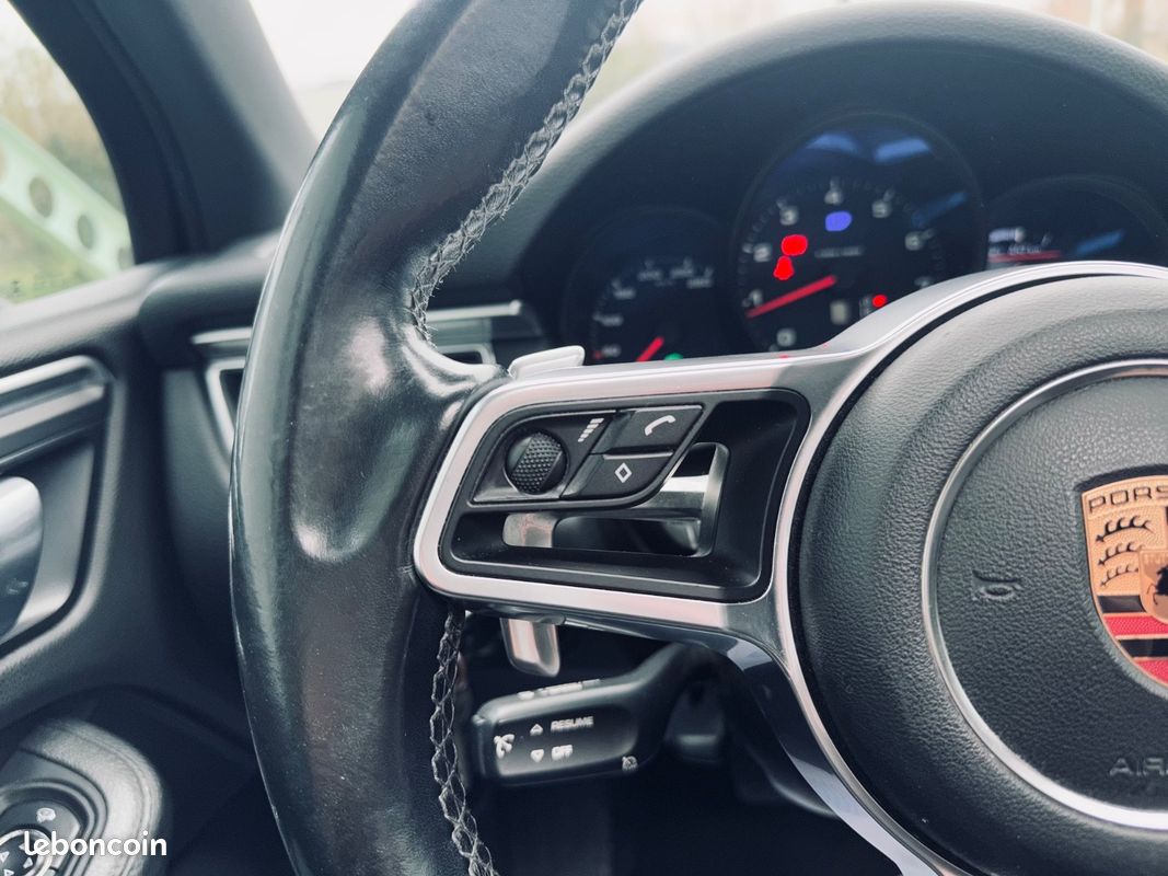 Porsche Macan 2.0L 252CH PDK + TOIT OUVRANT + SUIVI PORSCHE + SIEGES CHAUFFANTS/ELEC + CAMERA DE RECUL + GARANTIE 12 MOIS (image 22)