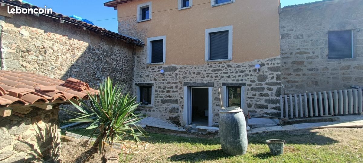 Maison 5 pièces 122 m² · à Haute-Rivoire · 122 m² · 890 €