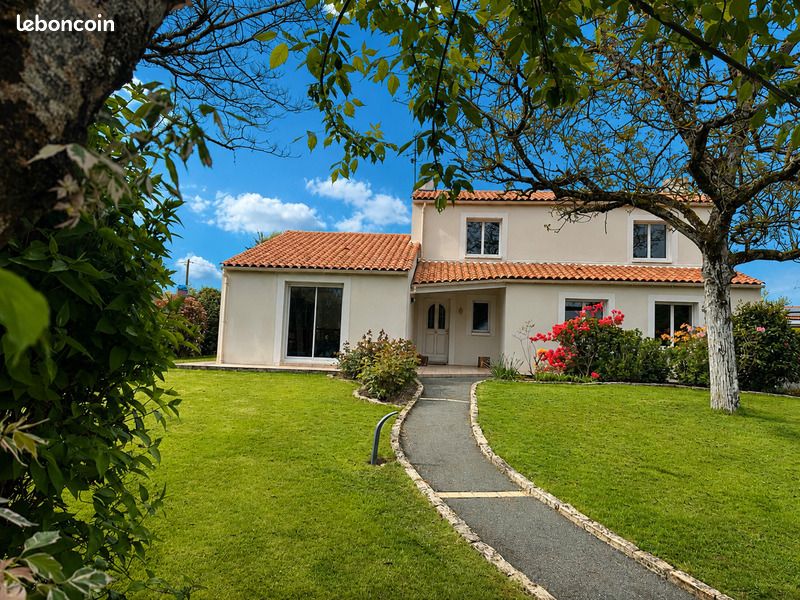 Maison 8 pièces 180 m² · à Aubigny-les Clouzeaux · 180 m² · 393 000 €