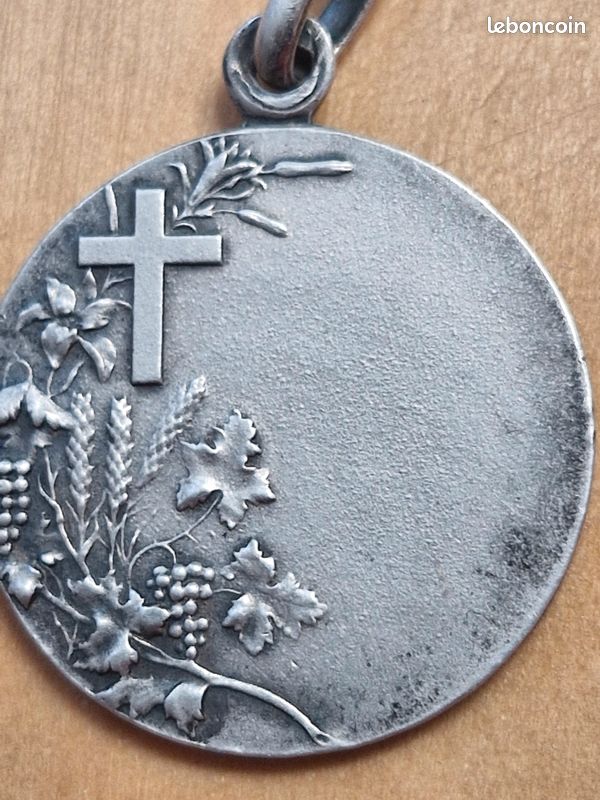 Médaille Religieuse Ancienne En Argent Ou Plaqué Or ? (à Vérifier)