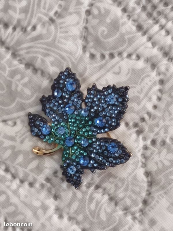 Broche Ancienne En Bois Sculpté Motif Feuille D'érable - Couleur Marron Foncé, Occasion, Sans Marque