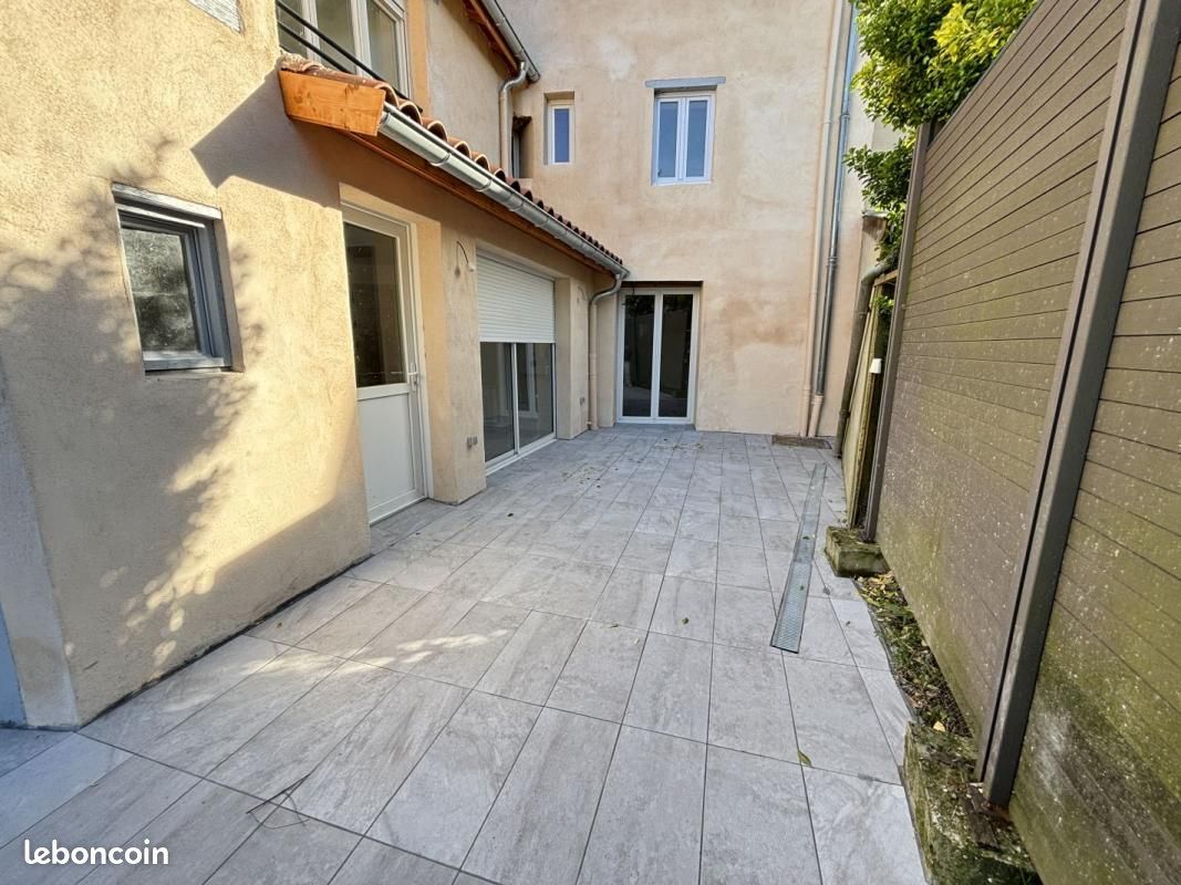 Appartement 3 pièces 84 m² · à Neuville-les-Dames · 84 m² · 800 €